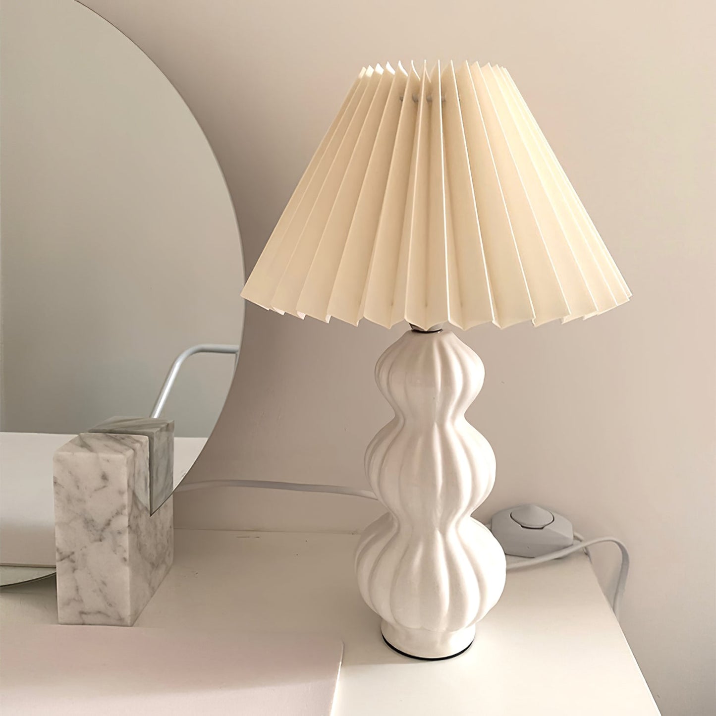 LunaRadiance - Lampada da Tavolo con Estetica Pieghettata e Luce Accogliente