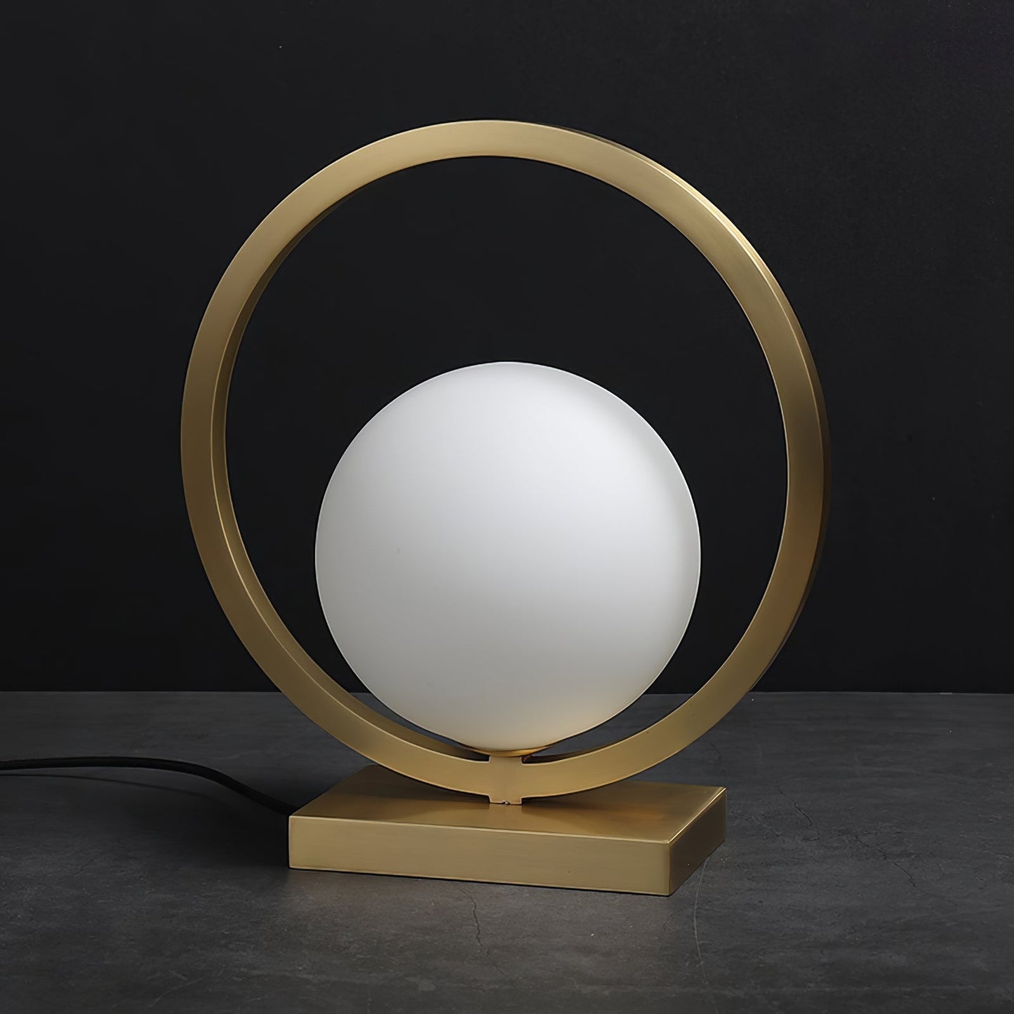 LuxeBrass - Bordlampe med messingberøring og atmosfærisk belysning