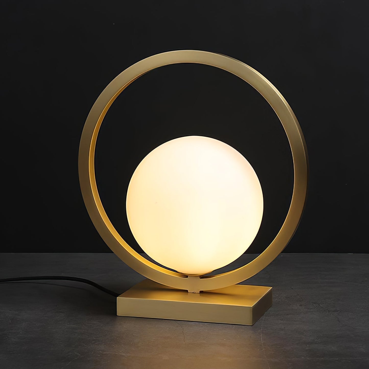 LuxeBrass - Bordlampe med messingberøring og atmosfærisk belysning