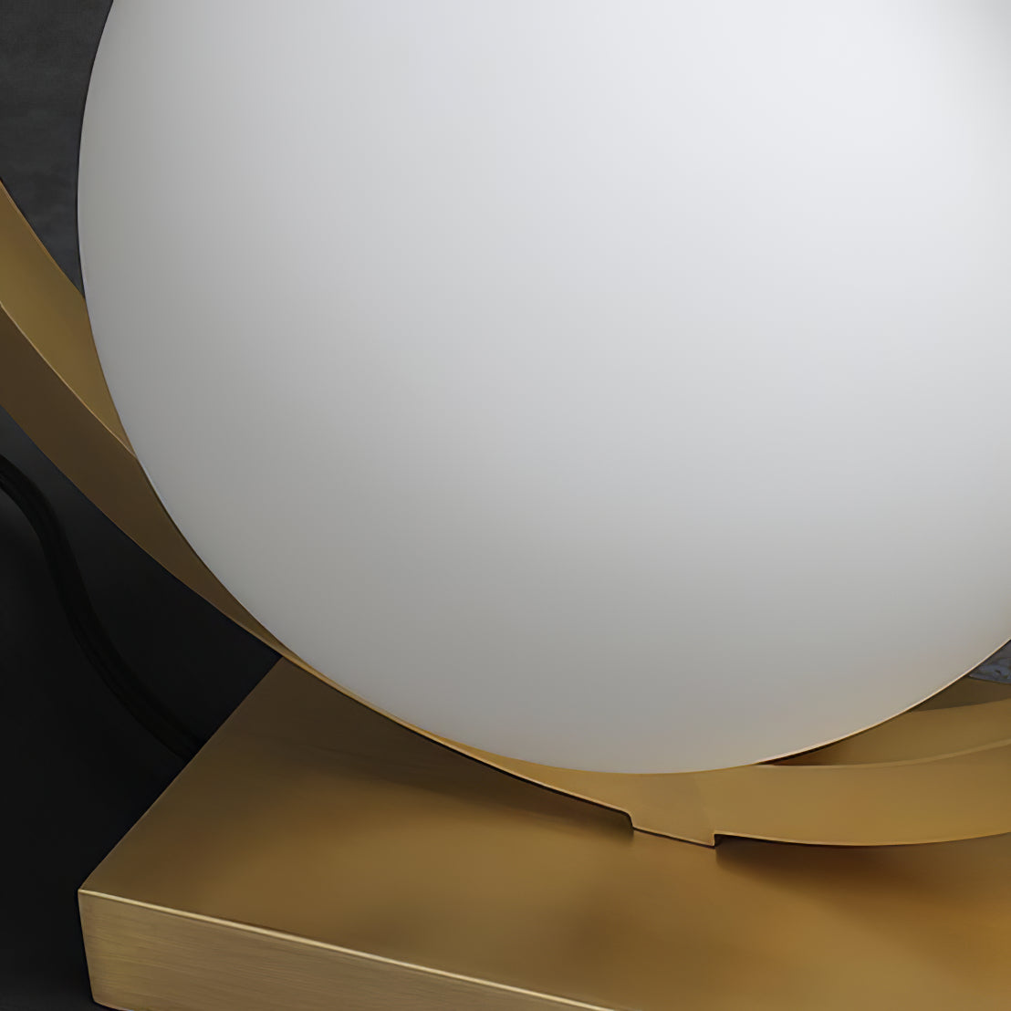 LuxeBrass - Bordlampe med messingberøring og atmosfærisk belysning