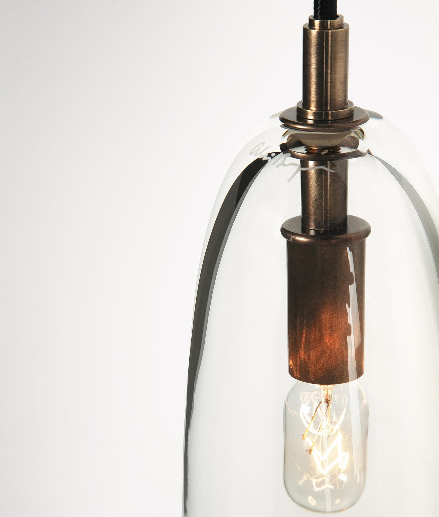 NovaGlow – Forfinet Guld Væglampe til Sofistikerede Interiører