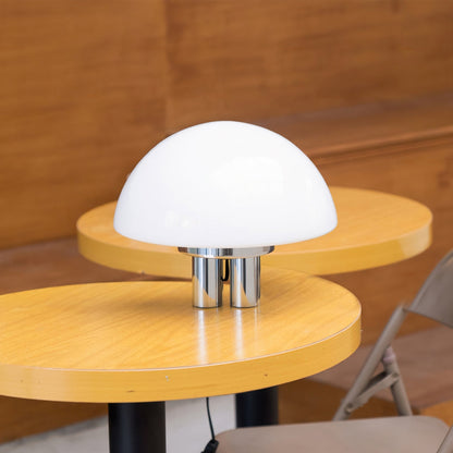 SilverAura – Lámpara de Mesa Blanca con Base de Cromo