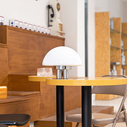 SilverAura – Lámpara de Mesa Blanca con Base de Cromo