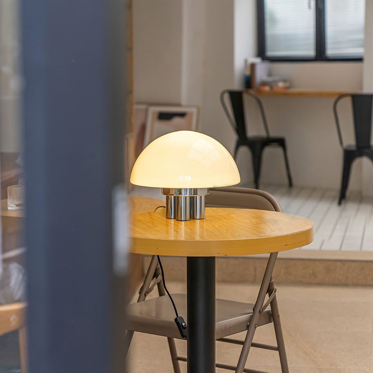 SilverAura – Lámpara de Mesa Blanca con Base de Cromo