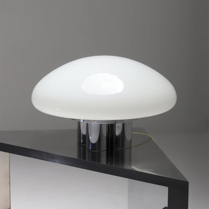 SilverAura – Lámpara de Mesa Blanca con Base de Cromo