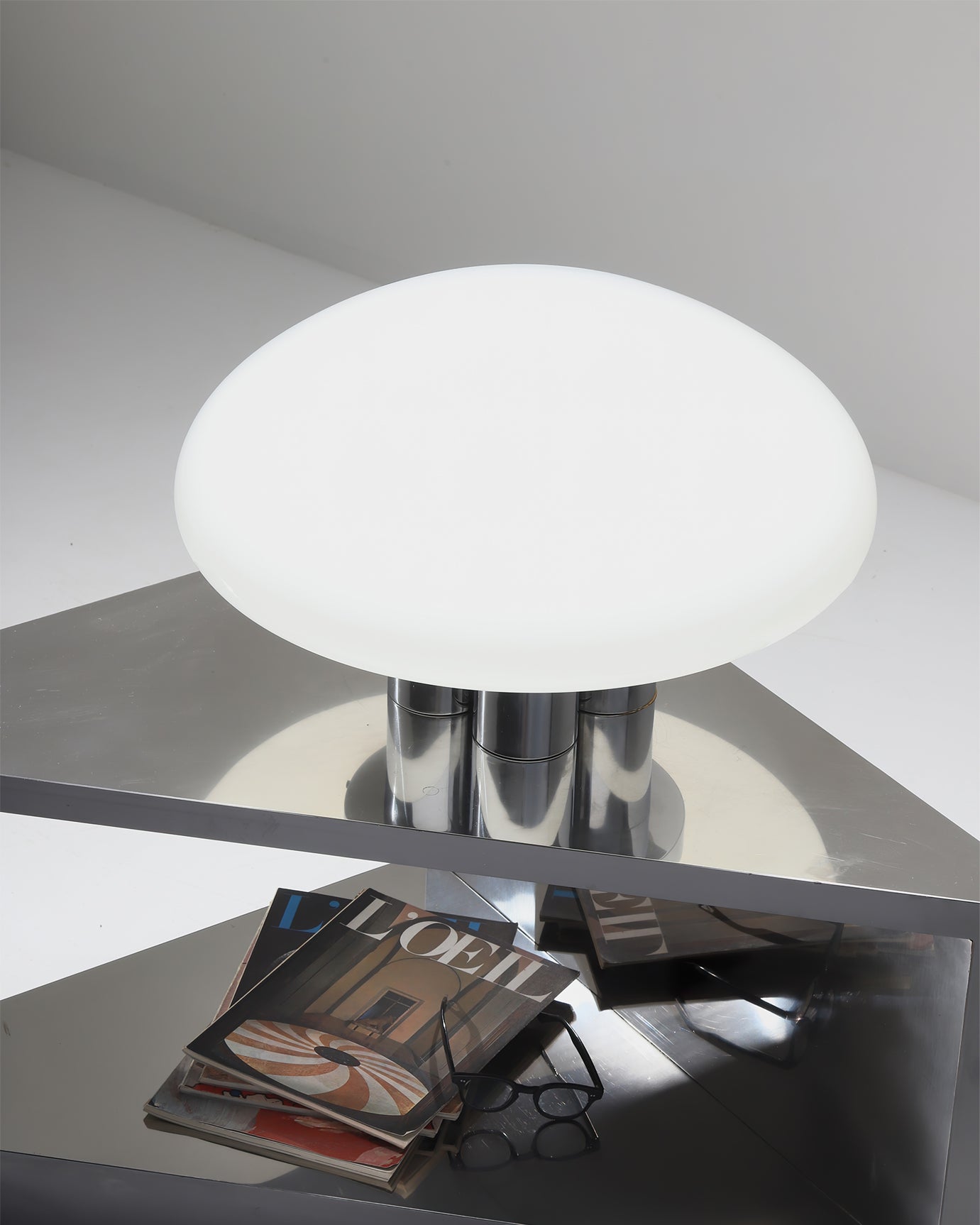 SilverAura – Lámpara de Mesa Blanca con Base de Cromo
