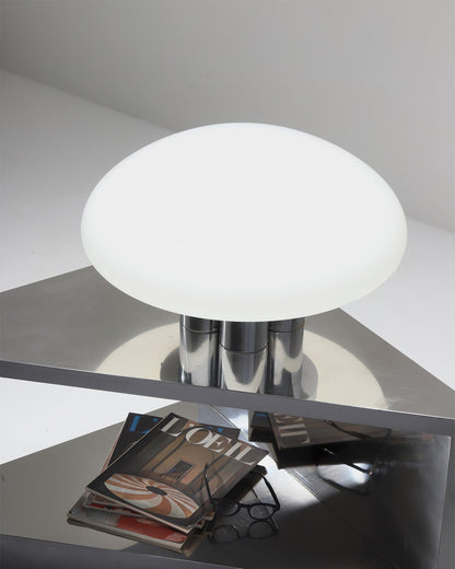 SilverAura – Lámpara de Mesa Blanca con Base de Cromo