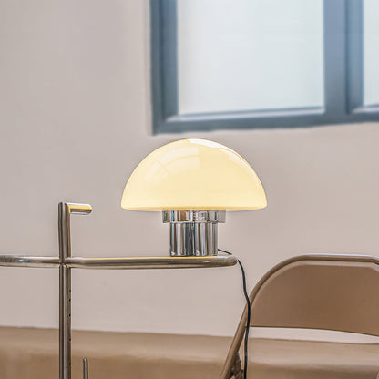 SilverAura – Lámpara de Mesa Blanca con Base de Cromo