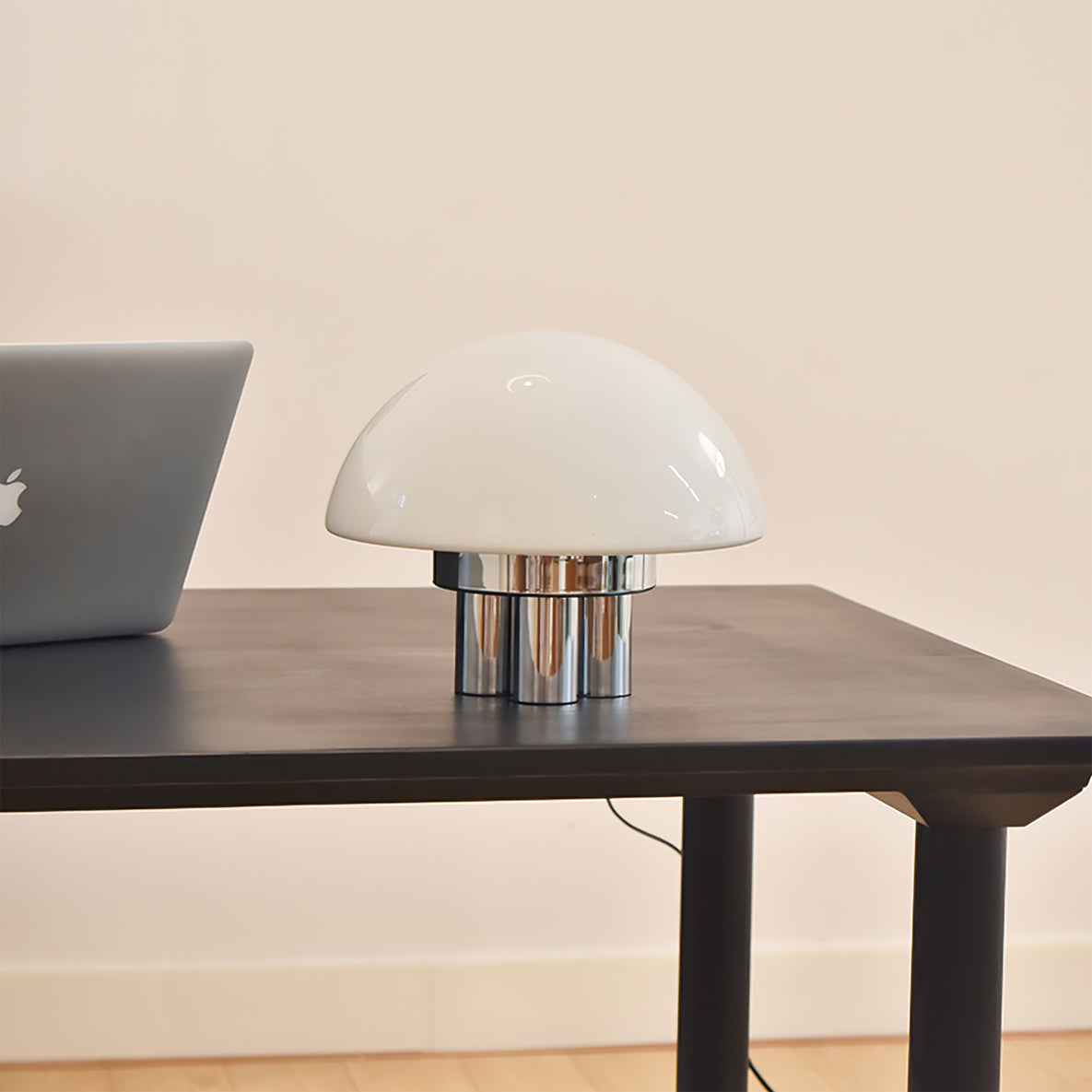 SilverAura – Lámpara de Mesa Blanca con Base de Cromo