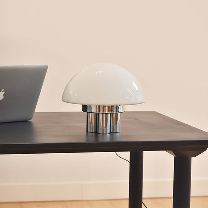 SilverAura – Lámpara de Mesa Blanca con Base de Cromo