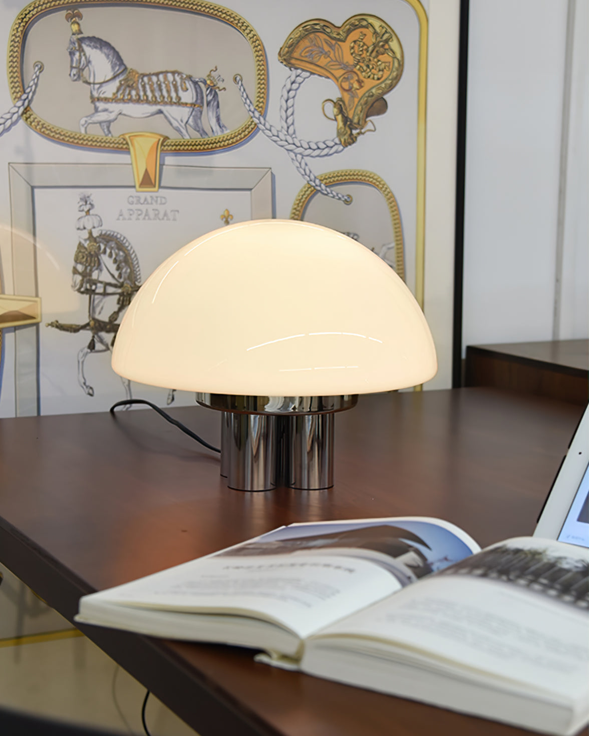 SilverAura – Lámpara de Mesa Blanca con Base de Cromo