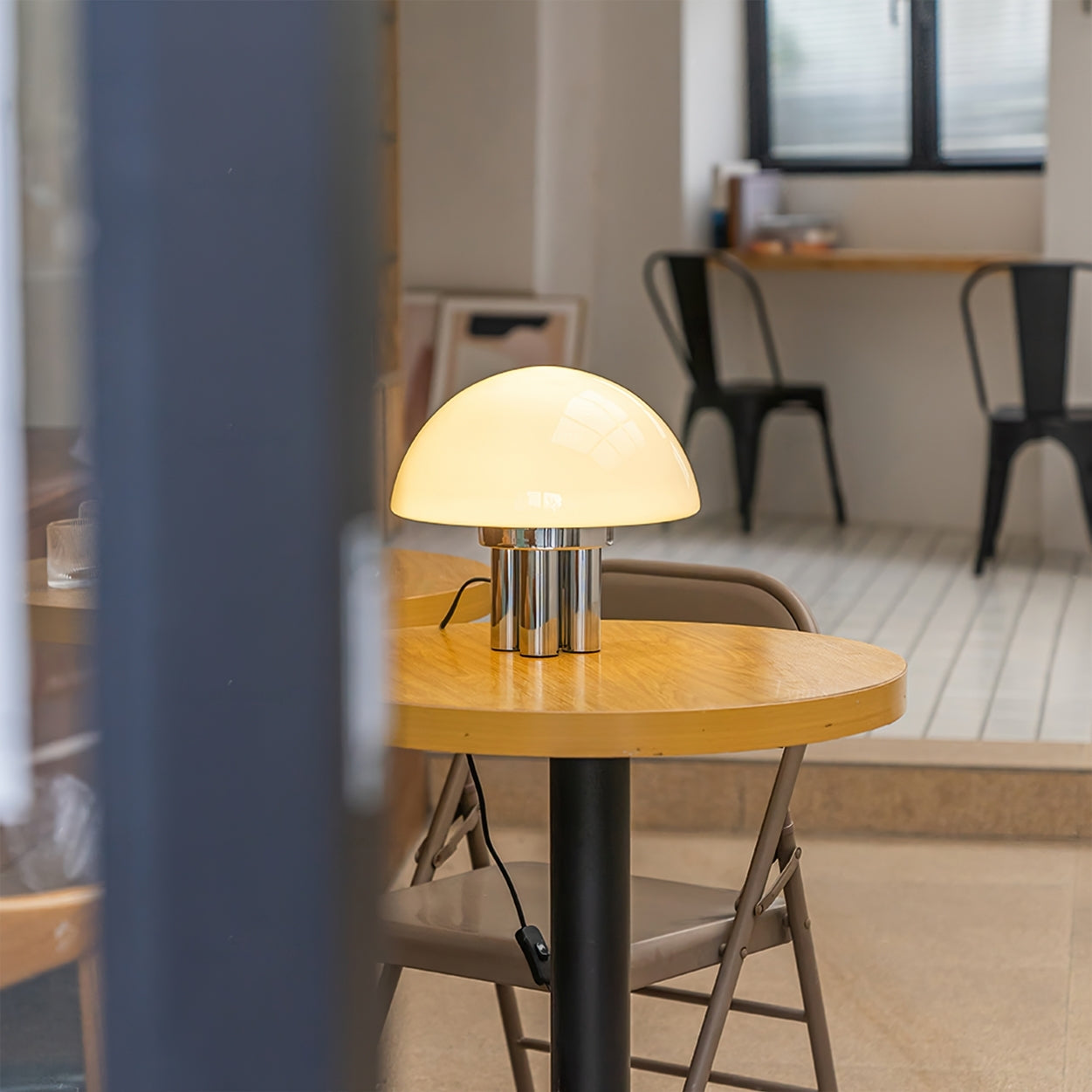 SilverAura – Lámpara de Mesa Blanca con Base de Cromo