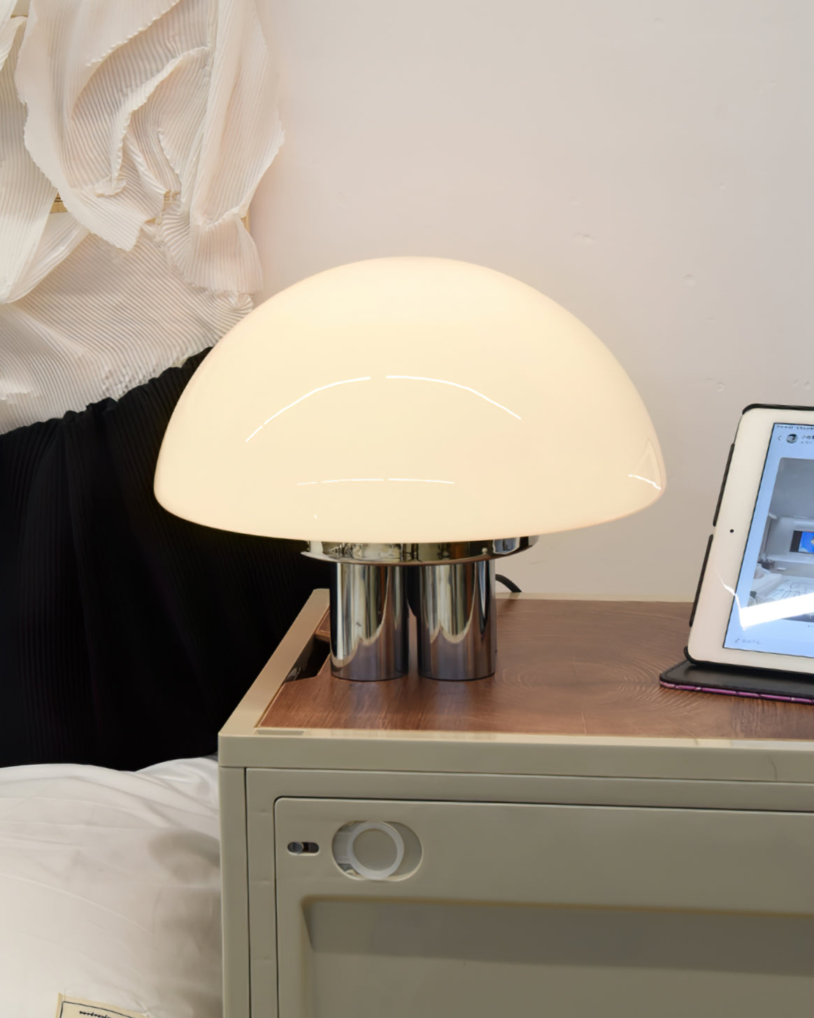 SilverAura – Lámpara de Mesa Blanca con Base de Cromo