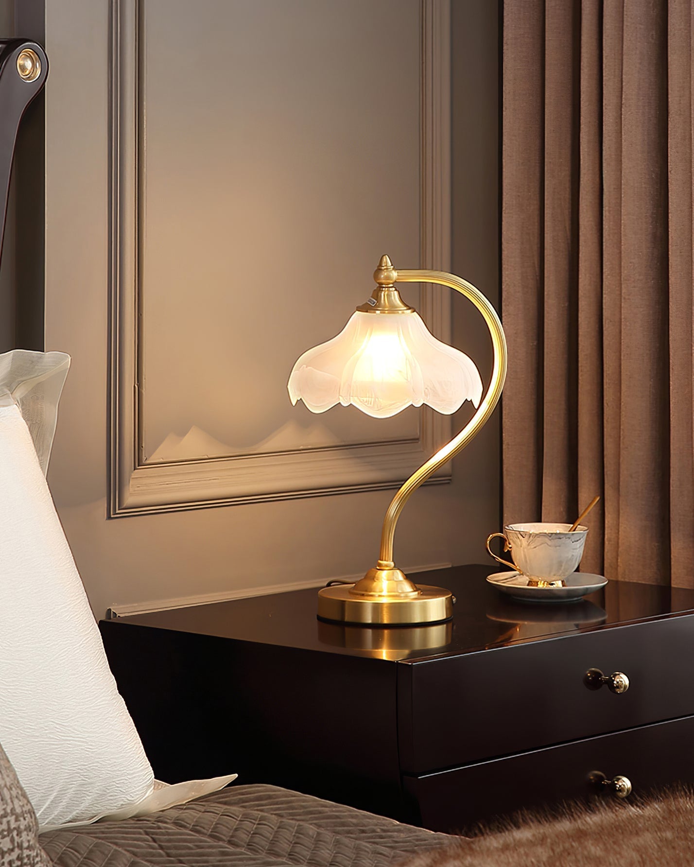 FloraLuxe - Lampe de table sophistiquée