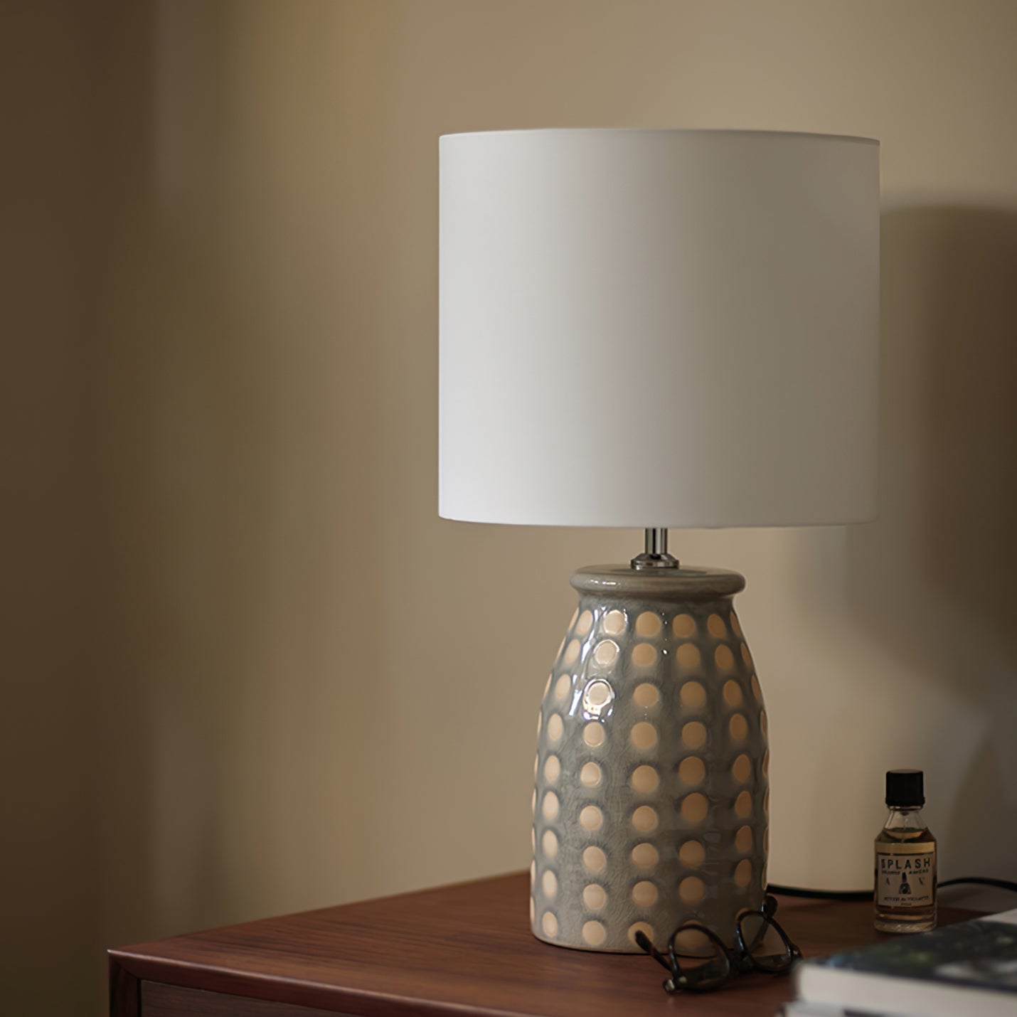 CeramLuxe – Classic Table Lamp with Artistic Touch