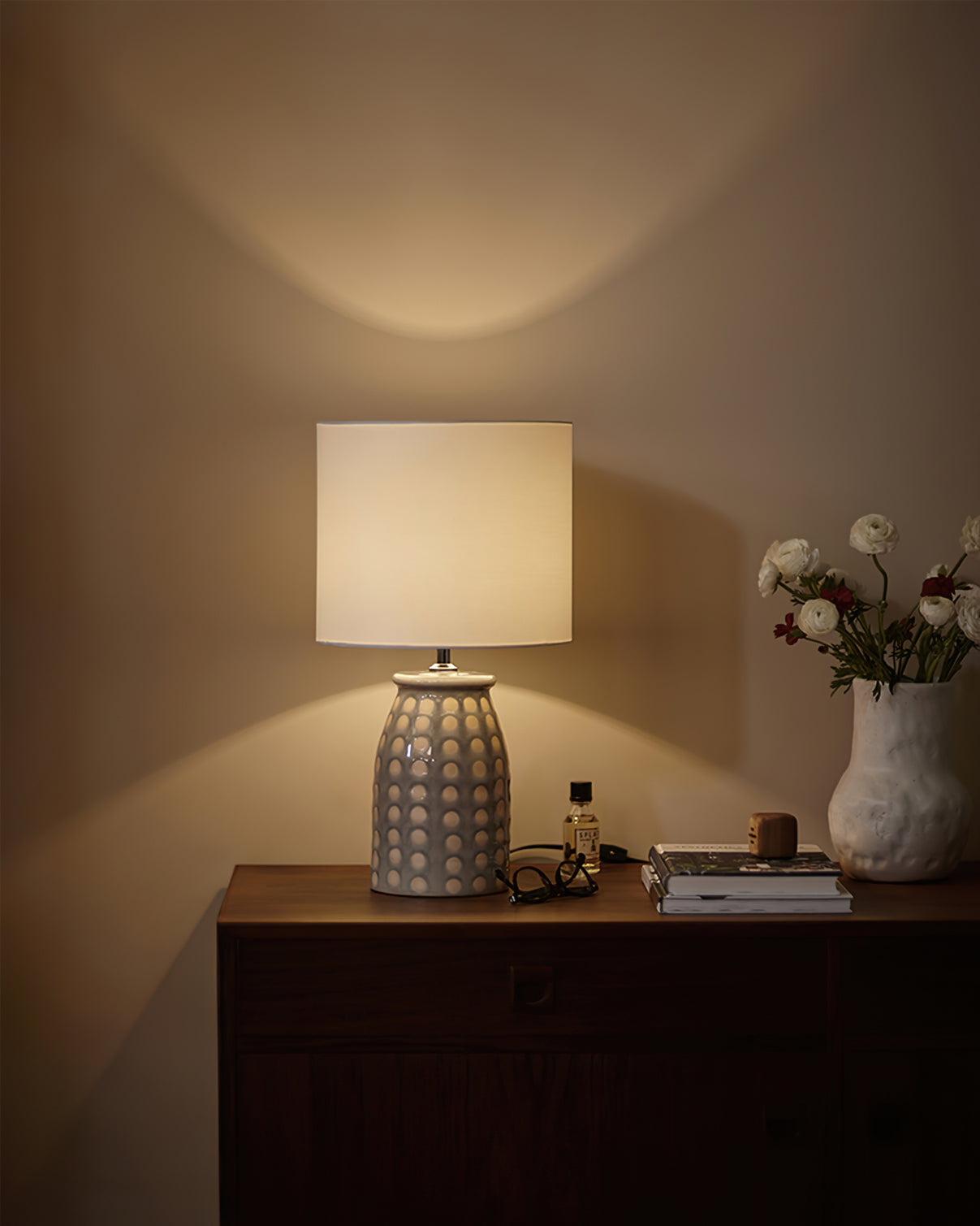 CeramLuxe – Classic Table Lamp with Artistic Touch