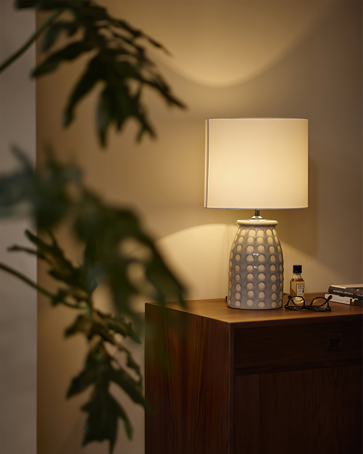 CeramLuxe – Classic Table Lamp with Artistic Touch