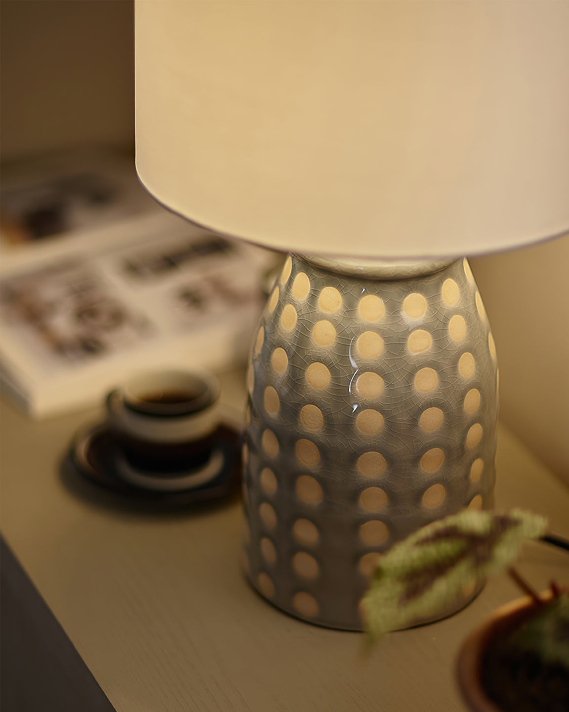 CeramLuxe – Classic Table Lamp with Artistic Touch