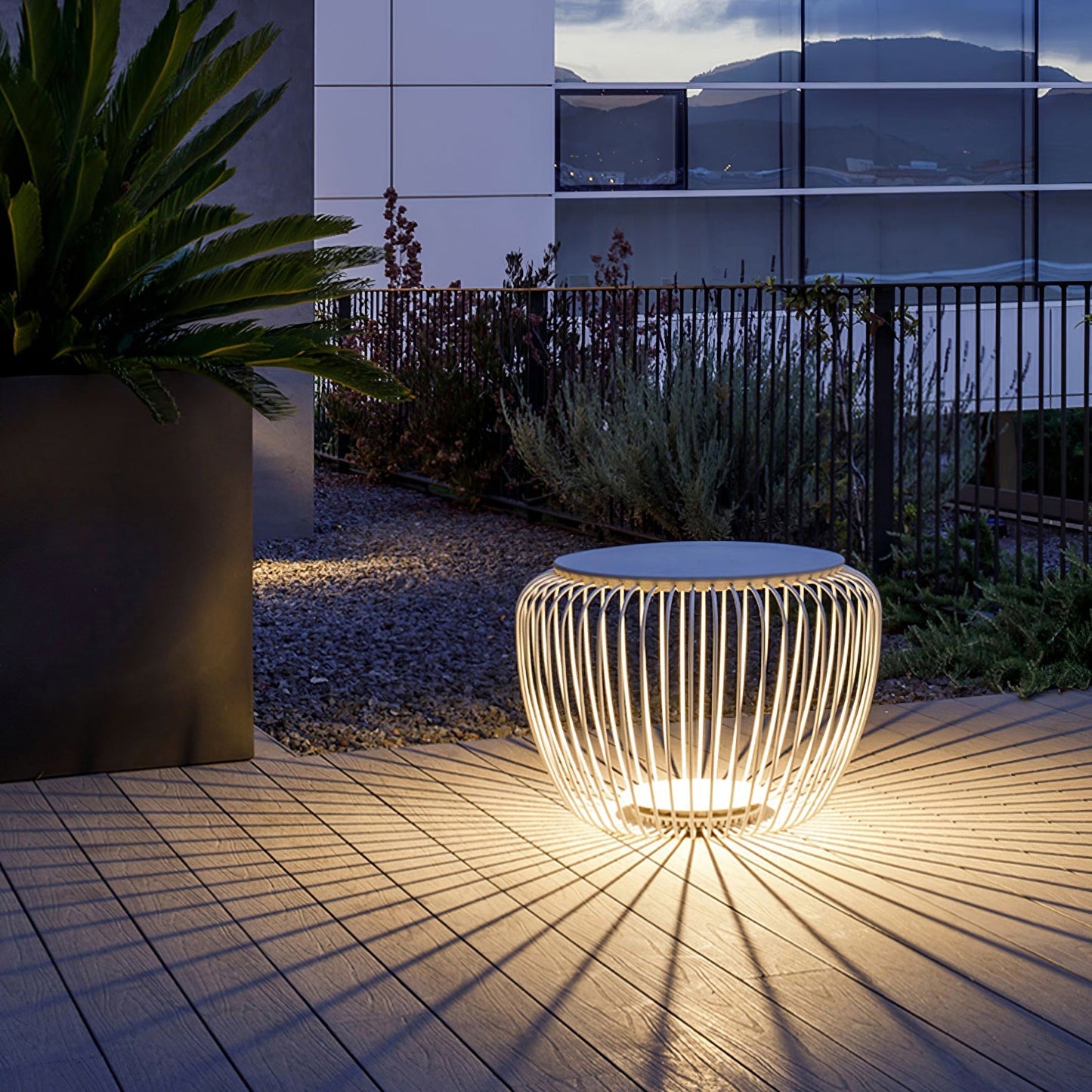 EcoGlow - Lampe de table élégante avec des fonctionnalités prêtes pour le jardin
