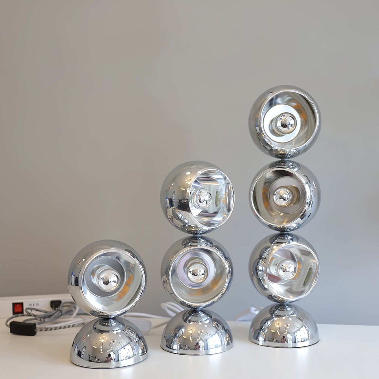 LuxeCharm - Lampada da Tavolo in Stile Mickey e Diffusione della Luce Accogliente