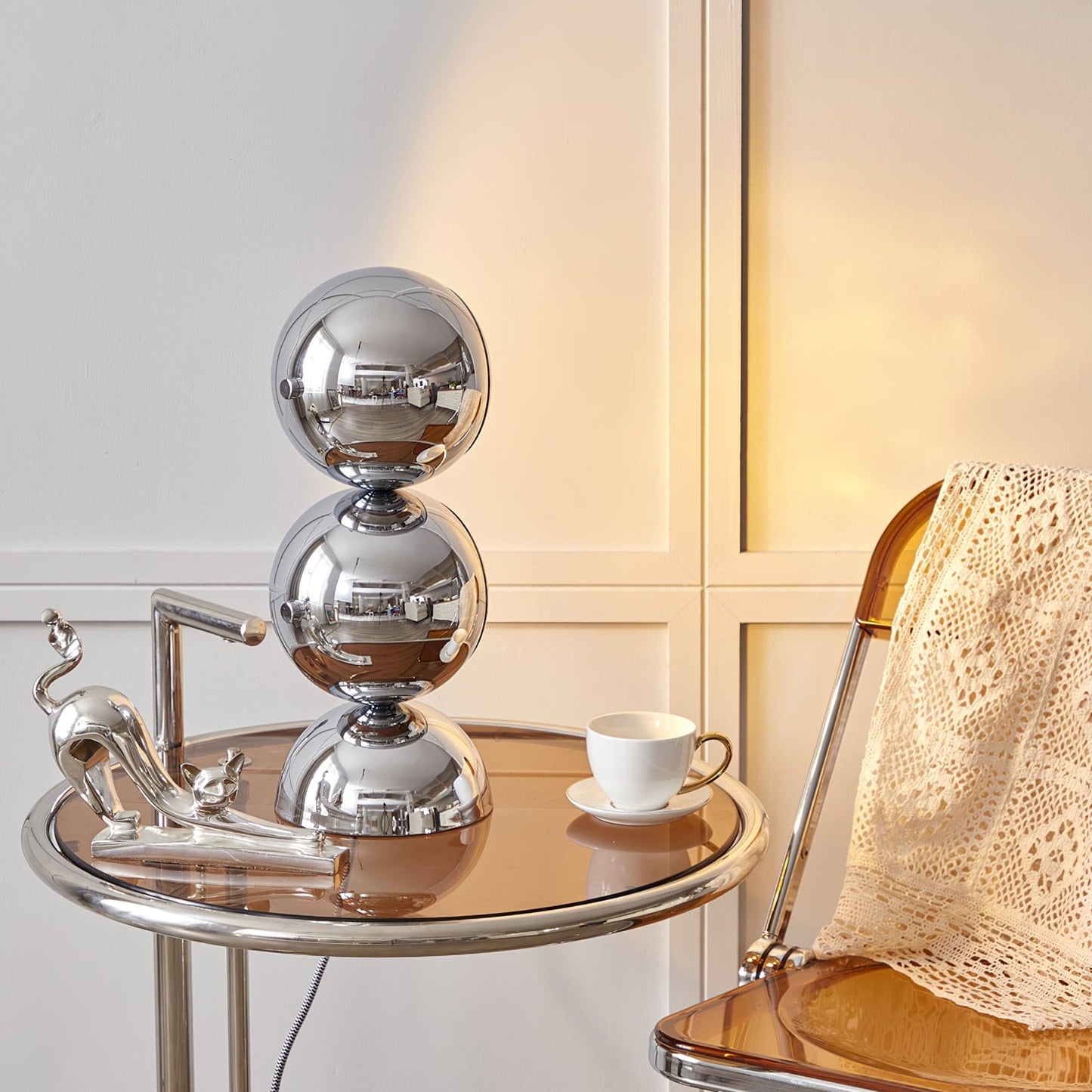 LuxeCharm - Lampada da Tavolo in Stile Mickey e Diffusione della Luce Accogliente