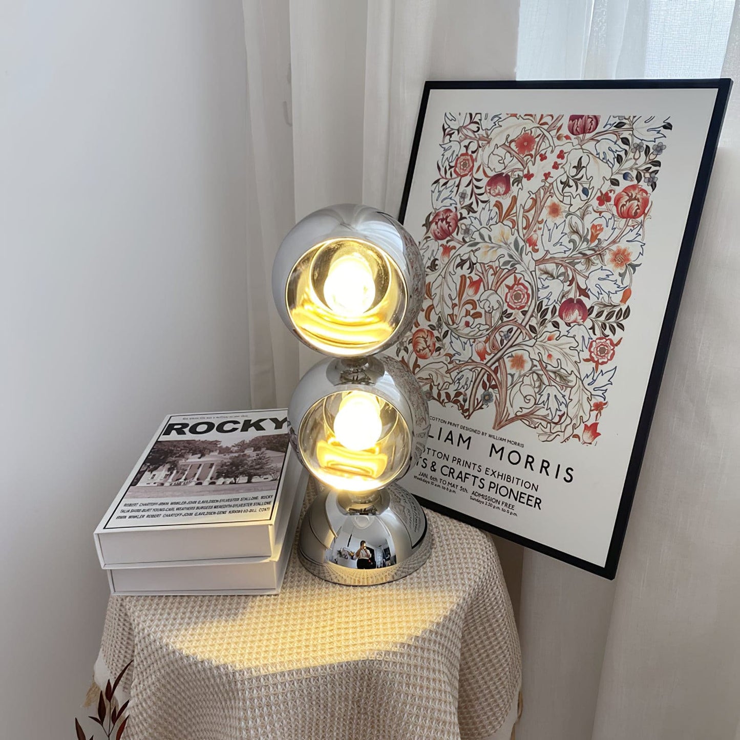 LuxeCharm - Lampada da Tavolo in Stile Mickey e Diffusione della Luce Accogliente