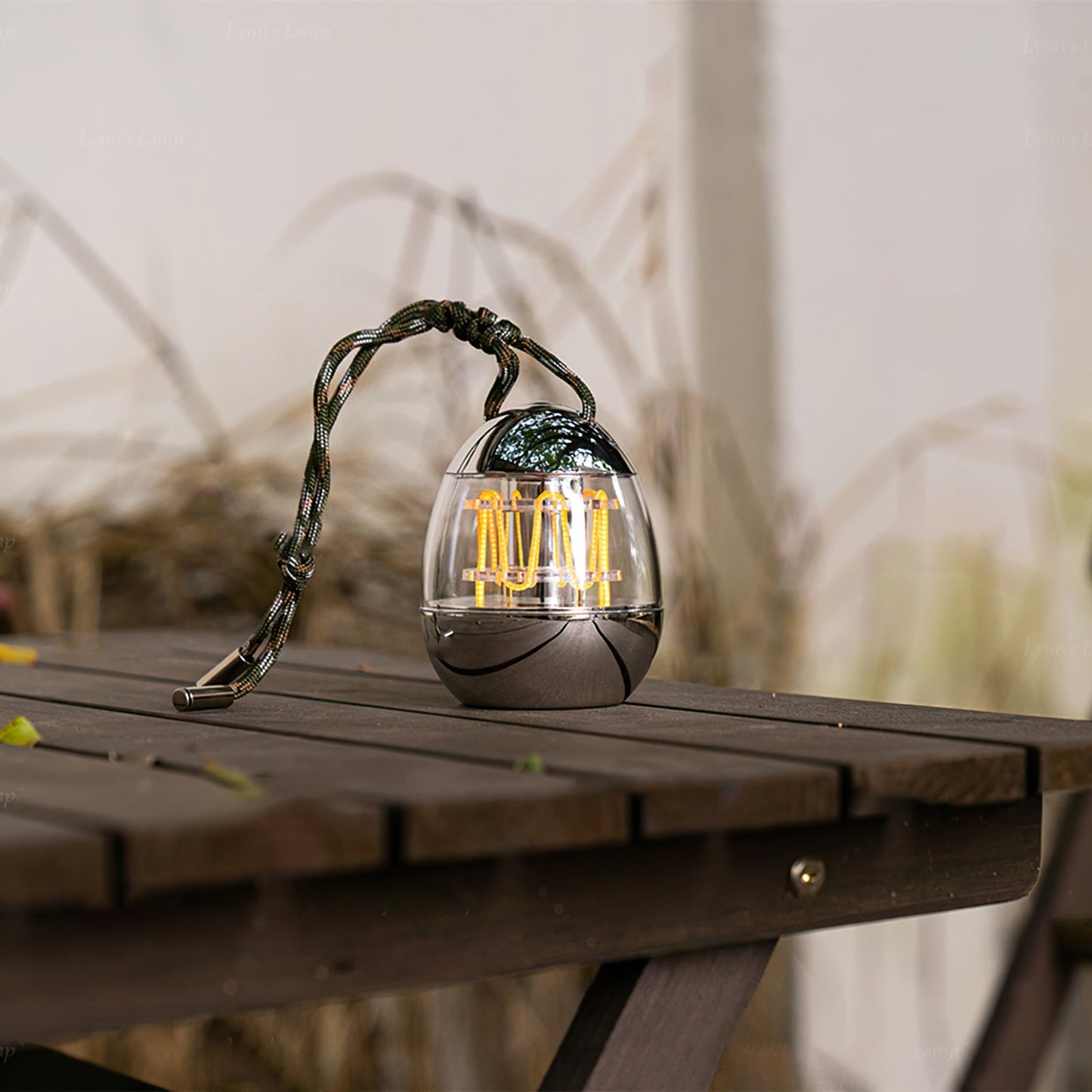 MiniEggLight - Elegant Skrivebordslampe