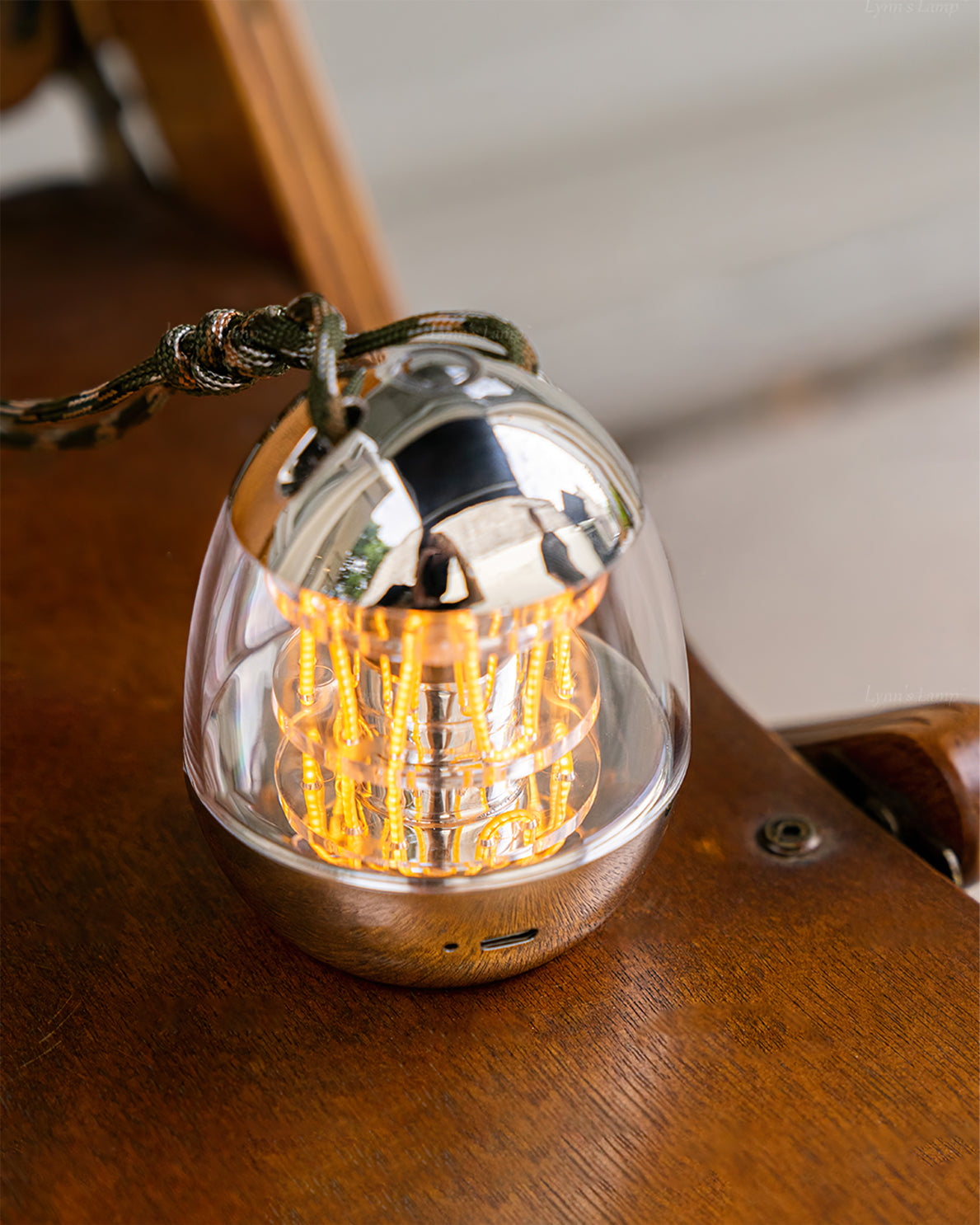 MiniEggLight - Elegant Skrivebordslampe