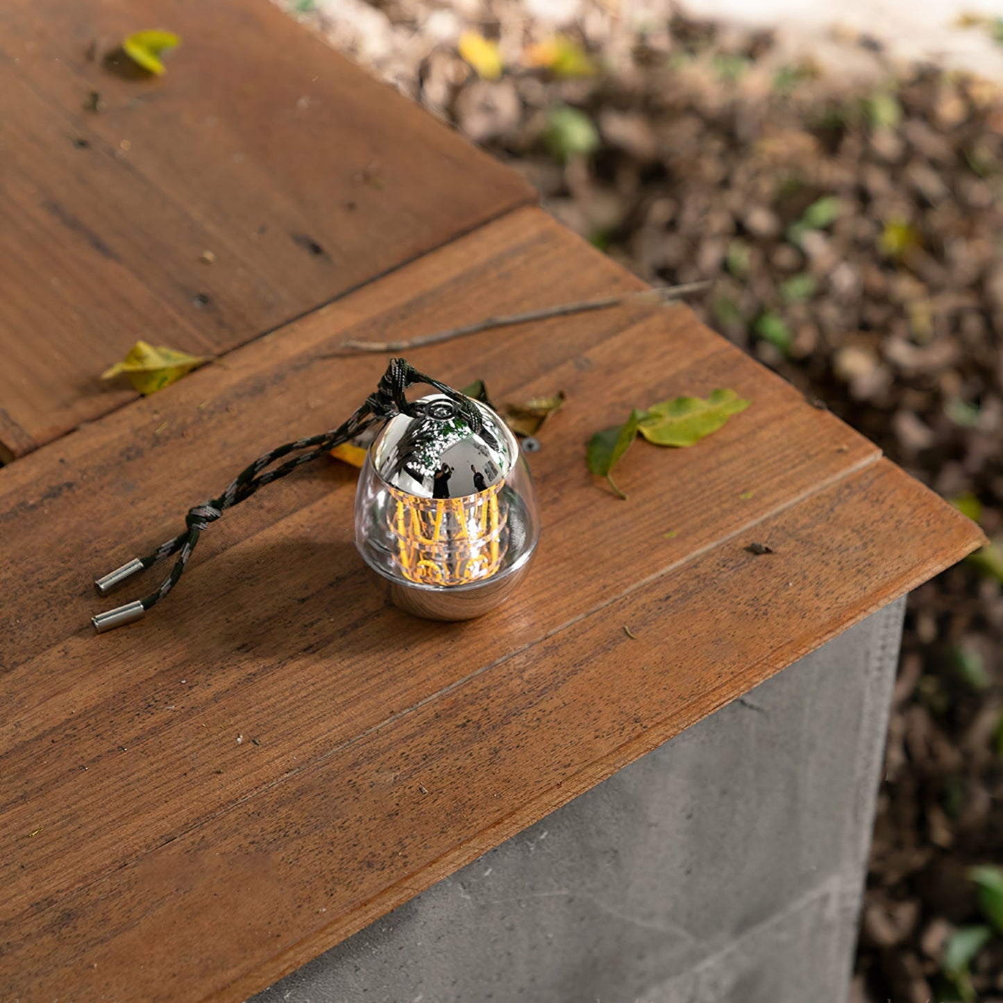 MiniEggLight - Elegant Skrivebordslampe