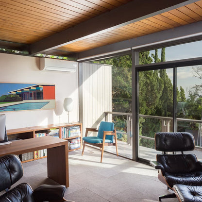 SteelAura – Lámpara de Mesa Elegante con Atractivo Moderno