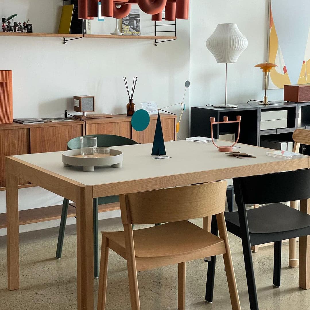 SteelAura – Lámpara de Mesa Elegante con Atractivo Moderno