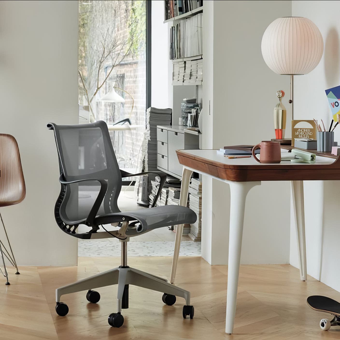 SteelAura – Lámpara de Mesa Elegante con Atractivo Moderno