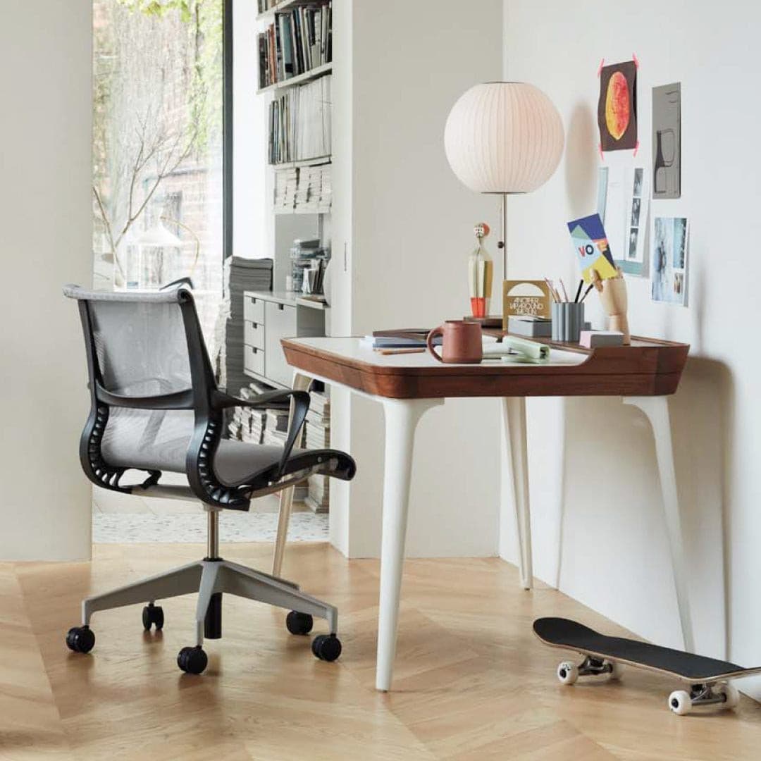 SteelAura – Lámpara de Mesa Elegante con Atractivo Moderno