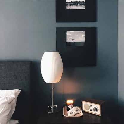 SteelAura – Lámpara de Mesa Elegante con Atractivo Moderno