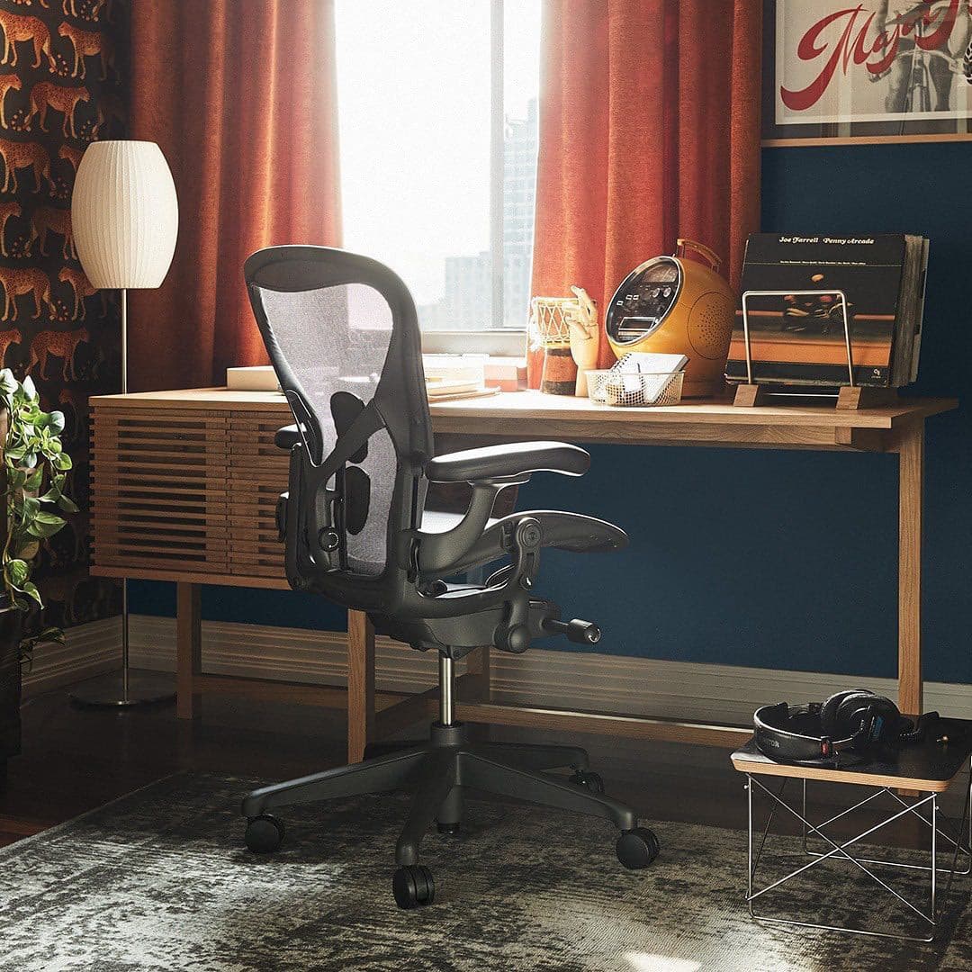 SteelAura – Lámpara de Mesa Elegante con Atractivo Moderno