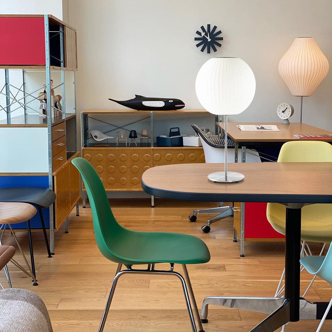 SteelAura – Lámpara de Mesa Elegante con Atractivo Moderno