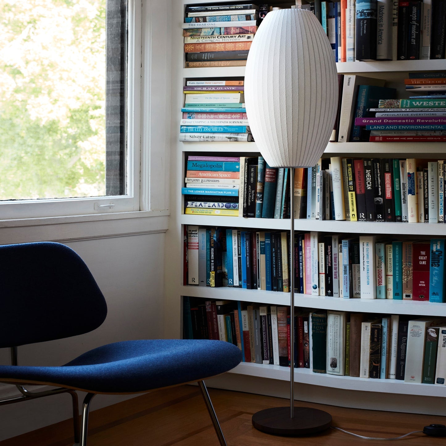 SteelAura – Lámpara de Mesa Elegante con Atractivo Moderno