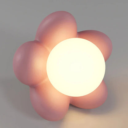 SereneBloom – Iluminación de Pared con Flores de Crema