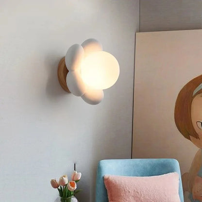 SereneBloom – Iluminación de Pared con Flores de Crema