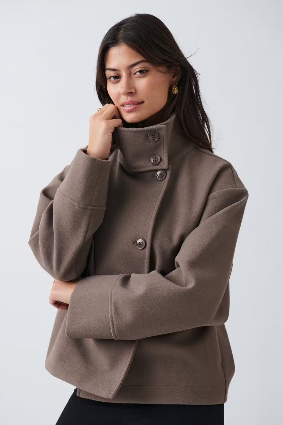Norava | Chic Modern Short Women's Coat with Elegant Collar and Button Closure 1