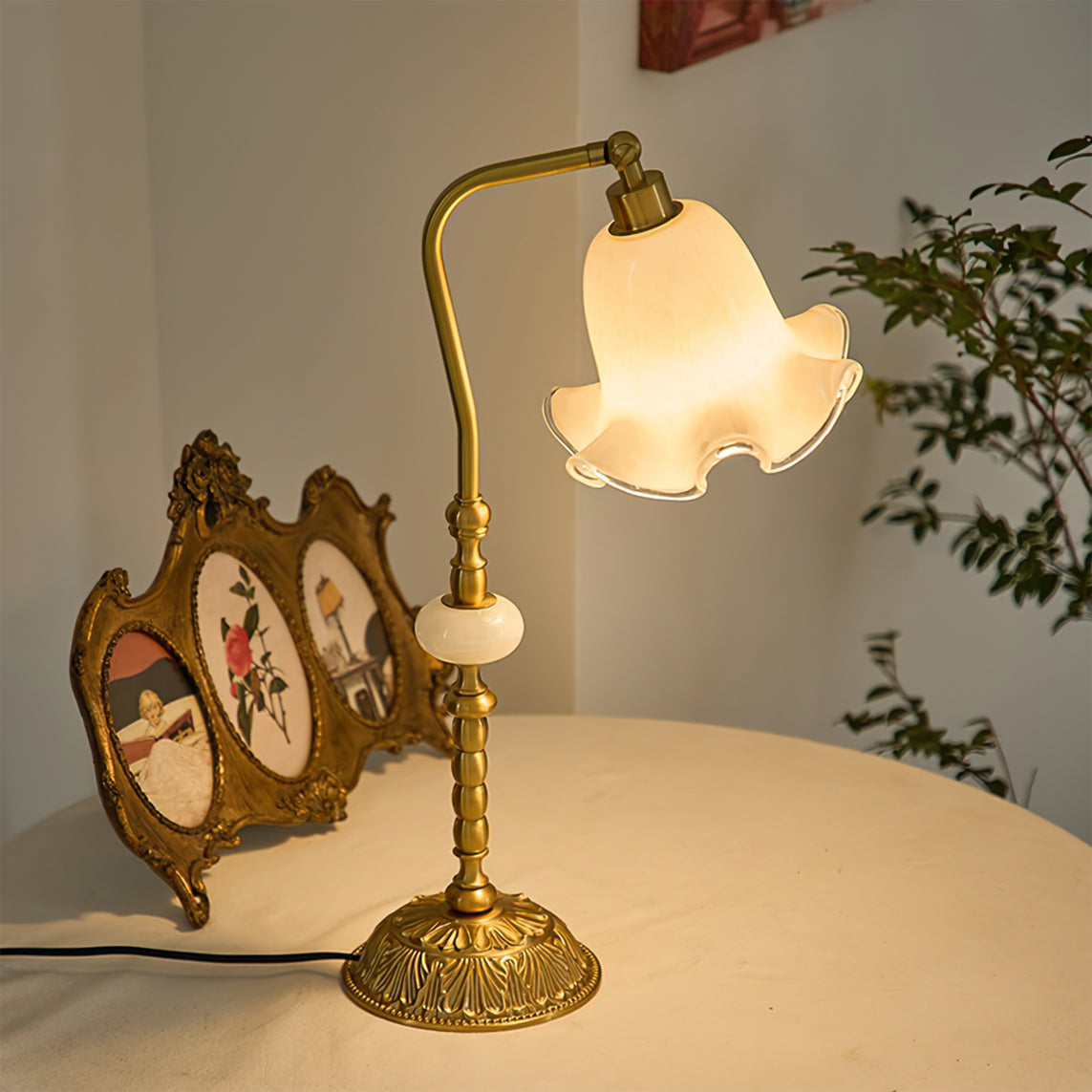 BrassAura – Vintage Floral Table Lamp