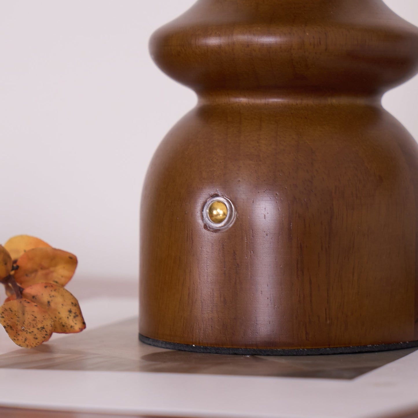 GlowSphere – Lámpara de acento moderna en ámbar y humo