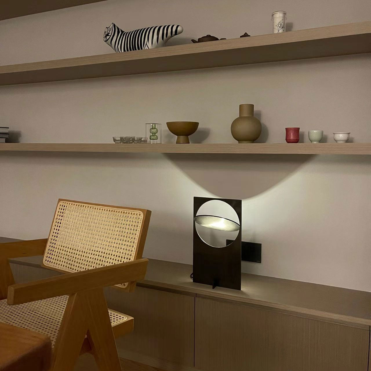 SleekShine - Minimalistische Tischlampe mit LED-Beleuchtung