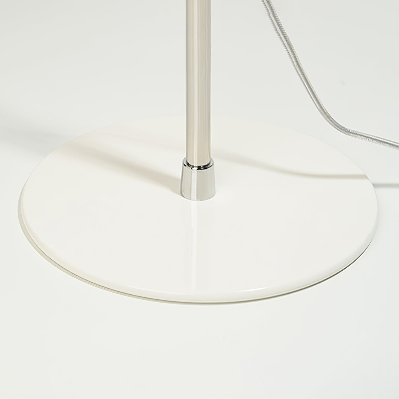 LuxeOptima - Elegant Table Lamp with Classic Design and Soft Glow