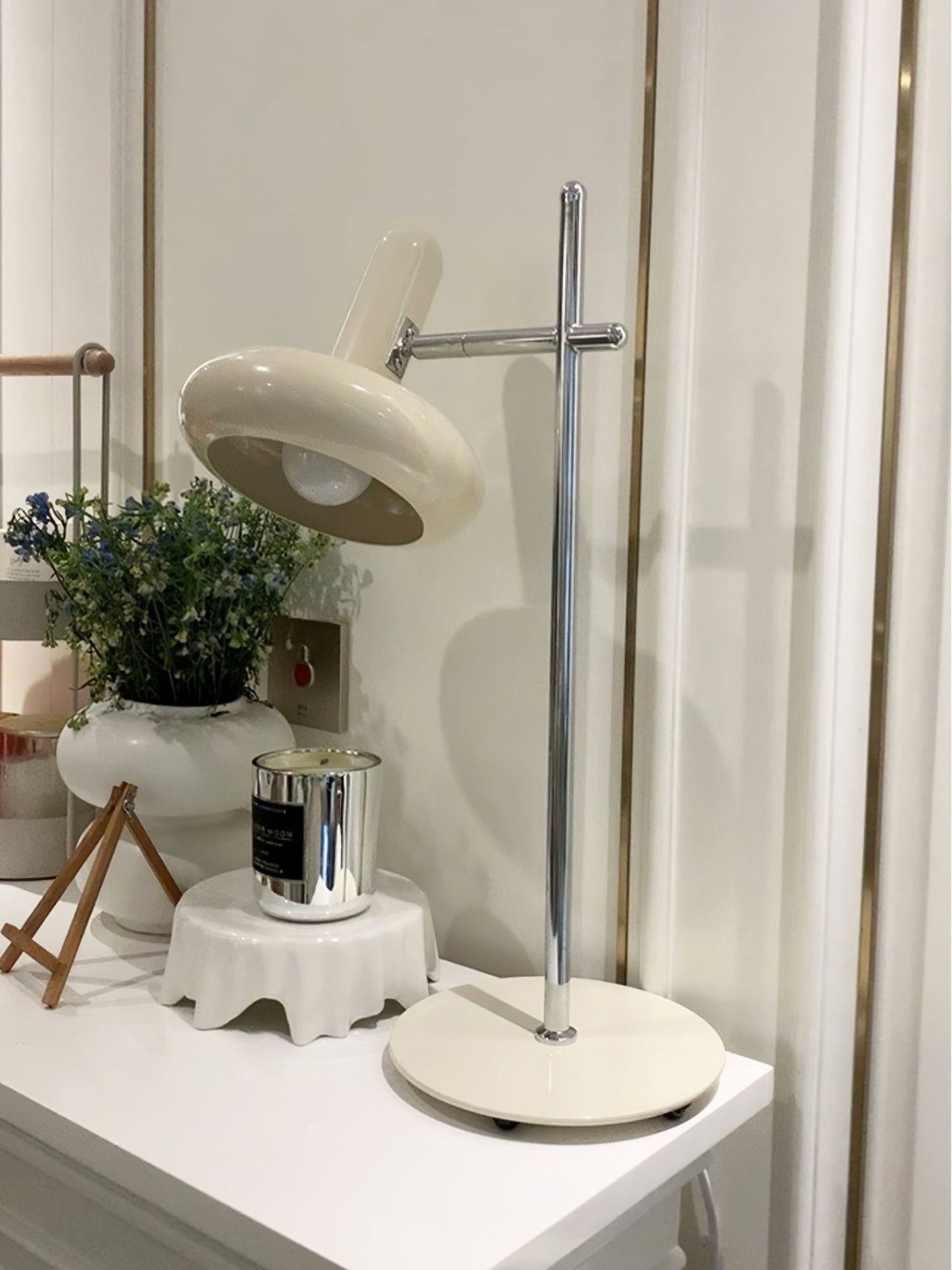 LuxeOptima - Elegant Table Lamp with Classic Design and Soft Glow