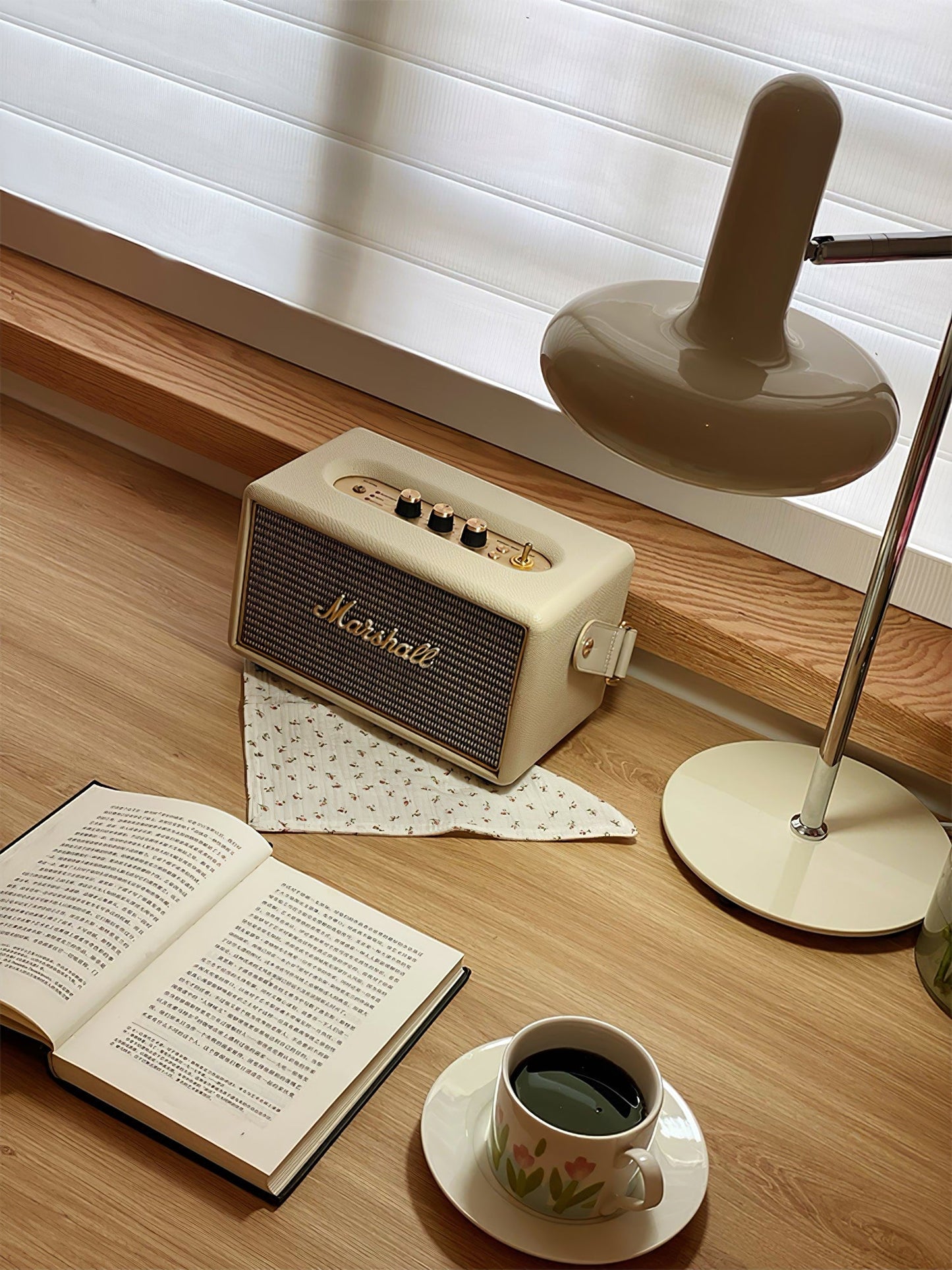 LuxeOptima - Elegant Table Lamp with Classic Design and Soft Glow