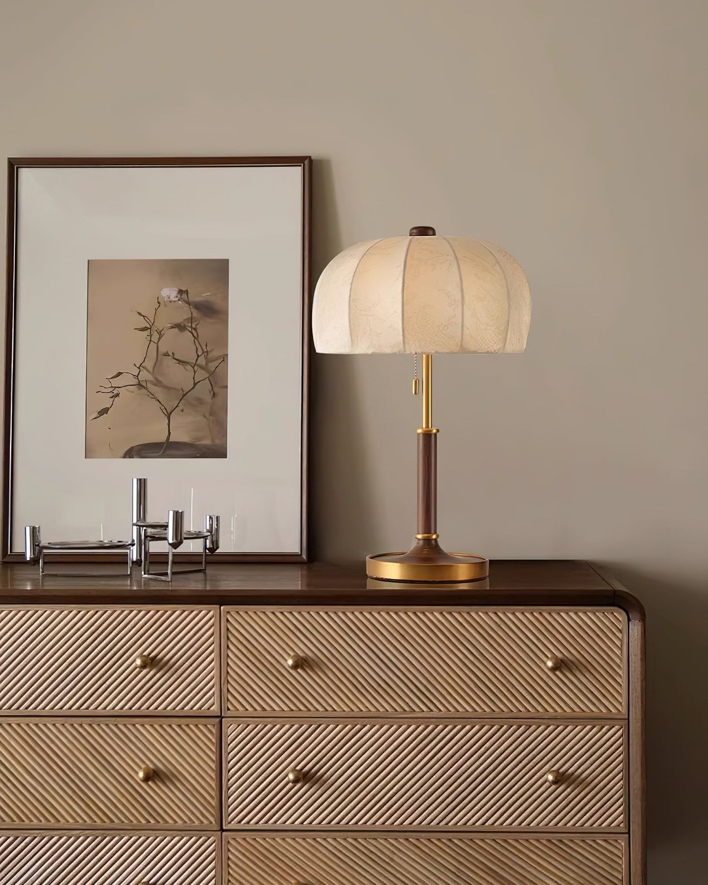 OrchidLite - Lámpara de Mesa Elegante con Pantalla de Tela Moderna