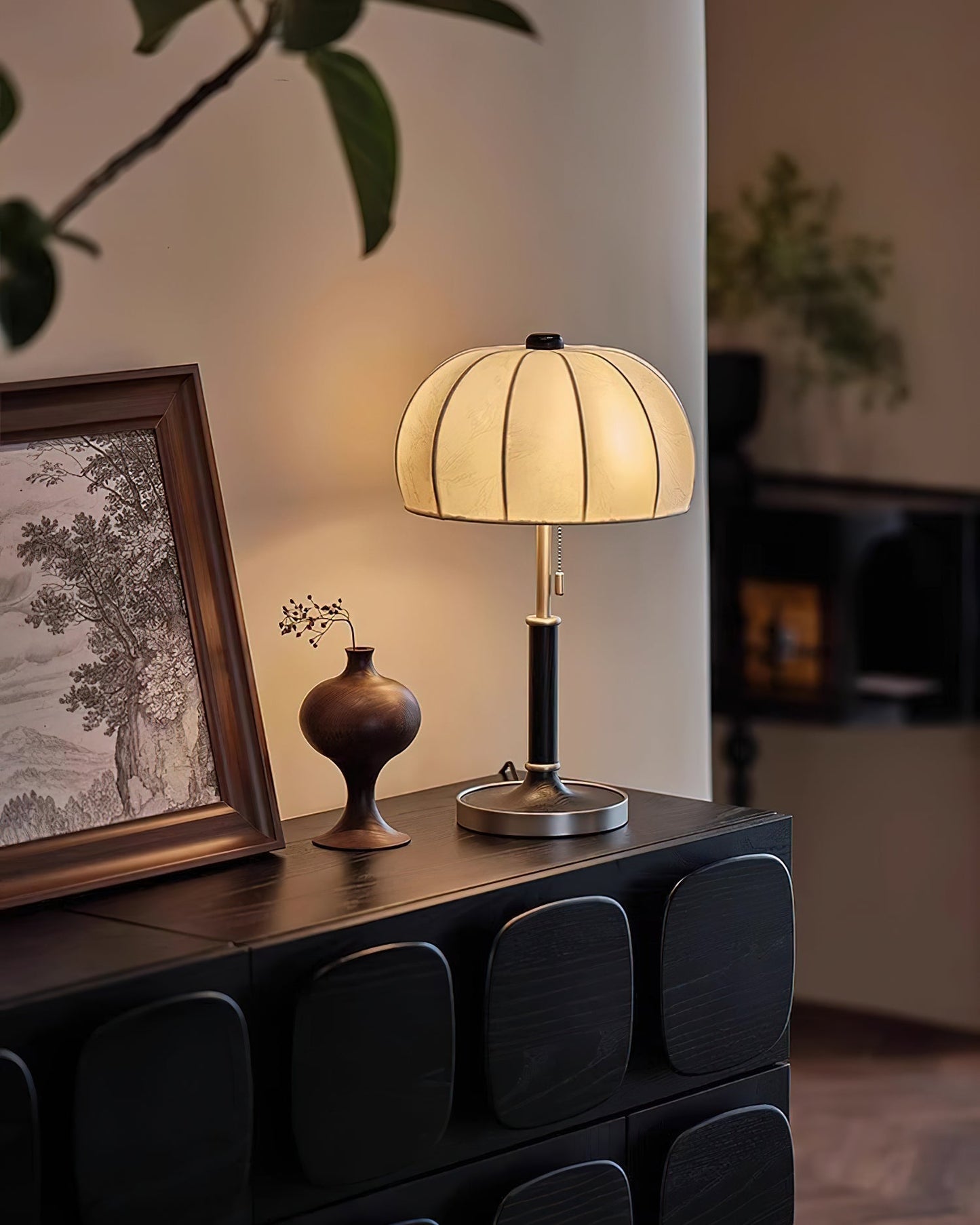 OrchidLite - Lámpara de Mesa Elegante con Pantalla de Tela Moderna