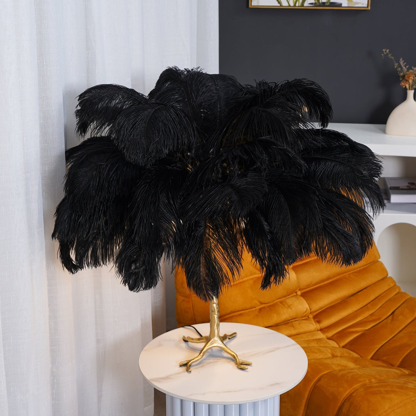 FeatherGlam – Luxuriöse Tischlampe