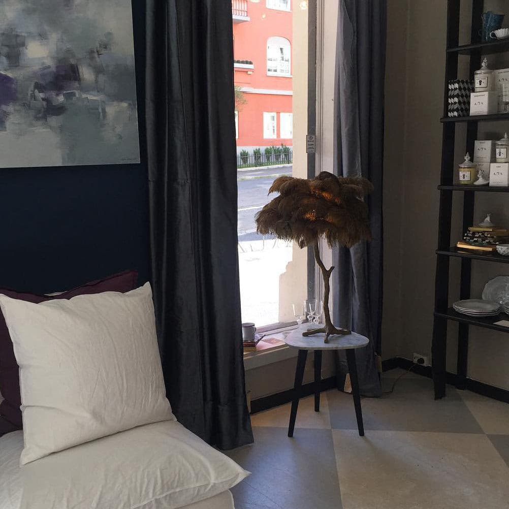 FeatherGlam – Luxuriöse Tischlampe